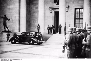Berlin.- Soldaten der Waffen-SS-Division "Leibstandarte Adolf Hitler" auf dem Hof der Neuen Reichskanzlei, vorgefahrenes Auto — Berlin