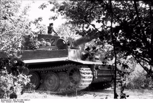 Nordfrankreich.- Panzer VI "Tiger I" (Turmnummer 232) des 1. SS-Pz. Korps "Leibstandarte Adolf Hitler" (2. Kompanie der SS-Pz. Abt.101); PK 698 — Nordfrankreich