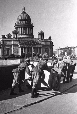 "Передислокация артиллерийского расчёта у Исаакиевского собора. Ленинград, [1942 г.] Фото М. Трахмана. Главархив Москвы