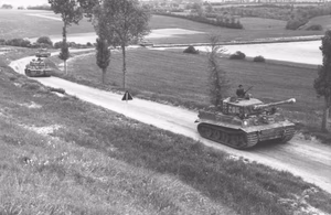 Nordfrankreich, Weg Gournay - Morgny.- vier Panzer VI "Tiger I" (Turmnummer 205) des SS-Panzerkorps "Leibstandarte Adolf Hitler" auf Straße; PK 698 — Nordfrankreich