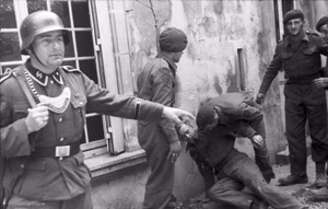 Frankreich.- britische Kriegsgefangene unter Bewachung eines deutschen Feldgendarmen (Militärpolizei) der Waffen-SS; PK Signal Einsatz — Frankreich