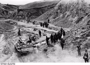 For documentary purposes the German Federal Archive often retained the original image captions , which may be erroneous, biased, obsolete or politically extreme . Russland, Kampf um Stalingrad, Infanterie Infanterie vor Stalingrad.- Infanterie und Sturmgeschütze in der Bereitstellung zum Angriff auf die Höhe 102 zwischen dem Stadtzentrum und dem Industrieviertel Barikady. PK-Aufnahme: Kriegsberichter Herber (Sch) o. NR. "Fr"f.D Sept. 42 "Fr" OKW [Sowjetunion.- Schlacht um Stalingrad]