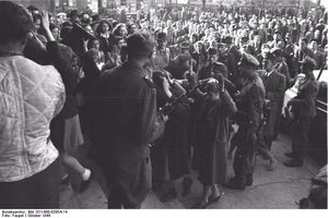 Ungarn, Budapest.- Ungarische und deutsche Soldaten treiben verhaftete Juden ins Stadttheater, 20./22. Oktober 1944; Einsatz Kompanie Lw zbV — Budapest