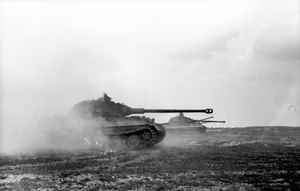 Frankreich.- Panzer VI "Tiger II" (Königstiger) mit Porscheturm bei Fahrt in im ebenen Gelände; KBZ Ob. West — Frankreich