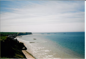 Hier zie je de overblijfselen van de Mulberry bij Arromanches.