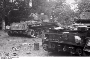 Frankreich, Villers-Bocage.- zerstörte britischer Panzer Cruiser tank VIII Cromwell im Wald; Lfl 3 — Villers-Bocage