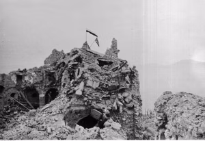Flagi polska i brytyjska powiewające nad ruinami klasztoru na Monte Cassino. Archiwum Fotograficzne Tadeusza Szumańskiego. Sygnatura: 24-452-15