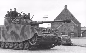 Belgien/Frankreich.- II./SS-Pz.-Rgt. 12 "Hitlerjugend". Panzer IV mit Seitenschürzen (Turmnummer 625). Übung unter Aufsicht von Offizieren des Heeres; PK 698 — Im Westen