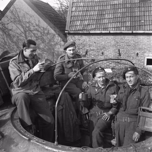 Collectie / Archief : Fotocollectie Anefo Reportage / Serie : Front Noord-Oost Nederland: Enschede - Hengelo [strijd en bevrijding Achterhoek (1 april 1945), Enschede (1 april 1945), Hengelo (3 april 1945)] Beschrijving : Britse tankbemanning viert de overwinning Datum : 3 april 1945 Locatie : Enschede, Hengelo, Overijssel, Twente Trefwoorden : fronten, tanks, tweede wereldoorlog Fotograaf : Fotograaf Onbekend / Anefo Auteursrechthebbende : Nationaal Archief Materiaalsoort : Negatief (zwart/wit) Nummer archiefinventaris : bekijk toegang 2.24.01.03 Bestanddeelnummer : 900-2400