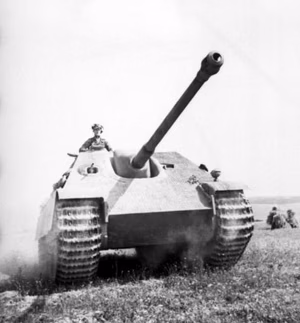 Frankreich.- Jagdpanther (Panzerjäger "Panther") bei Fahrt in freiem Gelände; PK KBZ OB West — Frankreich