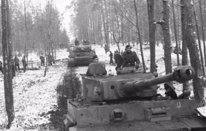 Sowjetunion-Nord, bei Kirowograd.- Zwei Panzer VI "Tiger I" des II. SS-Pz-Korps "Das Reich" bei Fahrt auf einem Weg in verschneitem Wald; PK Fs AOK — Russland