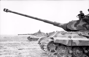 Frankreich.- Zwei Panzer VI "Tiger II" (Königstiger) mit Porscheturm im ebenen Gelände; PK KBZ Ob West — Frankreich