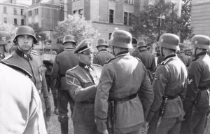 Frankreich, Metz.- Sepp Dietrich bei Ordensverleihung an Soldaten der Waffen-SS-Division Leibstandarte Adolf Hitler — Frankreich