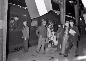 Afbeelding van de aankomst van gerepatrieerden uit Duitsland met de trein op het N.S.-station Utrecht C.S. te Utrecht.