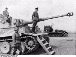 Sowjetunion, nach Schlacht bei Charkow.- Waffen-SS-Division "Das Reich"; Ritterkreuz-Verleihung durch Divisionskommandeur SS-Obergruppenführer Walter Krüger auf einem Panzer VI "Tiger I" stehend (an Krumm, Tychsen, Worthmann, Stadler, Kaiser und Weiss); — Russland