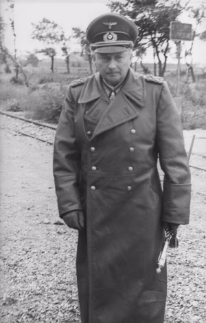 Nordfrankreich.- Generalfeldmarschall Günther von Kluge mit Marschall-Stab und Ledermantel; PK 698