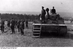 Sowjetunion, nach Schlacht bei Charkow.- Waffen-SS-Division "Das Reich"; Ritterkreuz-Verleihung durch Divisionskommandeur SS-Obergruppenführer Walter Krüger auf einem Panzer VI "Tiger I" stehend (an Krumm, Tychsen, Worthmann, Stadler, Kaiser und Weiss); — Russland