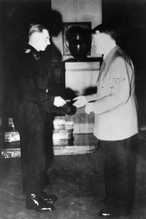 Berlin.- Verleihung der Schwerter zum Ritterkreuz des Eisernen Kreuzes mit Eichenlaub an Michael Wittmann durch Adolf Hitler, nach dem 22. Juni 1944.