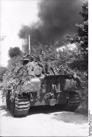 Frankreich.- getarnter Panzer V "Panther" mit Panzersoldaten. Schwarze Rauchsäule im Hintergrund; KBZ OB West — Frankreich