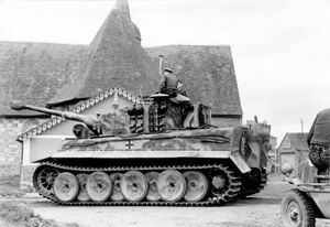 Nordfrankreich.- Panzer VI (Tiger I, Turmnummer 131) des 1. SS-Pz.-Korps "Leibstandarte Adolf Hitler" in Ortschaft vor einer Kirche, rechts Schwimmkübel; PK 698 — Frankreich
