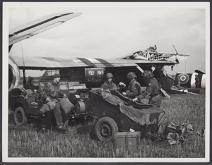 Collectie / Archief: Fotocollectie Spaarnestad Onderwerpen Reportage / Serie: Arnhem, Slag bij - Sept. 1944 (inclusief de uiteindelijke inname April 1945) Beschrijving: First two gliders at Arnhem 17-9-1944 Annotatie: Beschrijving IWM: HQ of 1st Airlanding Light Regiment, Royal Artillery, unload a jeep and trailer from their Horsa glider at the landing zone near Wolfheze in Holland, during Operation 'Market Garden'; The first two gliders to touch down, their wing tips interlocked after colliding on landing. In the foreground are the Headquarters Artillery Group. Nearly all the vehicles of the 1st Airlanding Reconnaissance Squadron (whose task it was to lead the race for the road and railway bridges) were lost on route as several gliders broke their tow ropes.[BU 1164] Datum: 1944-09-17 Trefwoorden: oorlog, oorlogen Fotograaf: No 5 Army Film &amp; Photographic Unit / Smith, D.M. Auteursrechthebbende: © Imperial War Museum Materiaalsoort: Foto (zwart/wit) Nummer toegang: 7.000SPAond Inventarisnummer: 24023 Bestanddeelnummer: 24023_056