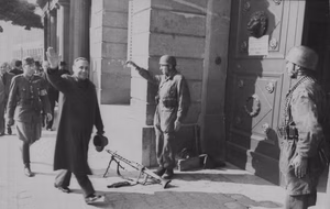Budapest, Hungría, octubre de 1944: durante la Operación Grifo, el nuevo primer ministro Ferenc Szálasi se dirige al ministerio de defensa, seguido por un miembro de la organizaicón fascista Cruz Flechada.