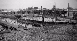 Eine Pionierbrücke über die Düna
