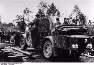 Sowjetunion-Nord.- Vormarsch, motorisierte Einheiten der Waffen-SS-Totenkopf-Division bei Fahrt über eine Behelfsbrücke — Russland-Nord