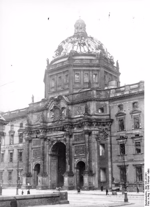 For documentary purposes the German Federal Archive often retained the original image captions , which may be erroneous, biased, obsolete or politically extreme . Berlin, Schloss, Zerstörungen ADN-ZB/Archiv II. Weltkrieg 1939-45 Zerstörungen in Berlin 1945 durch anglo-amerikanische Bombenangriffe; Blick auf das Hauptportal und die Kuppel des Schlosses. Aufnahme entstand vor dem 9.4.1945 [Scherl Bilderdienst] [Berliner Stadtschloss.- Schäden an der Westfassade mit Kuppel und Triumphportal]