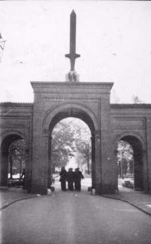 Berlin-Lichterfelde.- Kaserne der Leibstandarte Adolf Hitler (ehemalige preußische Hauptkadettenanstalt), Soldaten der Waffen-SS beim Exerzieren, Marsch einer Kolonne durch ein Tor, über Durchgang Schwert auf SS-Runen — Berlin