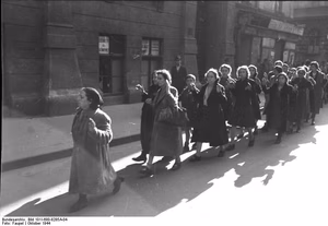 Ungarn, Budapest.- Verhaftete jüdische Frauen in der Wesselényi Straße, 20./22. Oktober 1944; Einsatz Kompanie Lw zbV — Budapest
