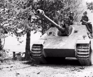 Frankreich.- Soldaten auf Jagdpanther (Panzerjäger "Panther") bei Fahrt über Landstraße; PK KBZ OB West — Frankreich