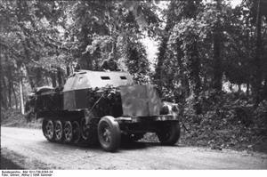 Frankreich.- Soldaten auf gepanzerter Zugkraftwagen in Fahrt auf einer Landstraße unter Bäumen; PK Signal-Einsatz — Frankreich