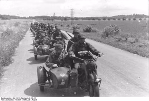 Frankreich.- Kolonne von Motorrädern mit Beiwagen auf einer Landstraße ; SS-PK — Frankreich — Aditionnal description : Unit: 1. Waffen-SS-Division Leibstandarte Adolf Hitler (unit identification thanks to insigna on the side-car)