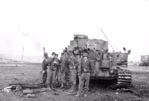 Rußland, Kursk.- "Unternehmen Zitadelle". Panzer VI "Tiger I" und Soldaten der Waffen-SS — Schlacht um Kursk