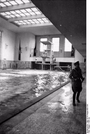Berlin-Lichterfelde, Kaserne der Leibstandarte-SS Adolf Hitler, Unterricht in der Schwimmhalle — Berlin