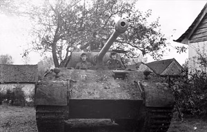 Frankreich-Nord.- Panzer V ("Panther") in Ortschaft; PK 698 — Nordfrankreich