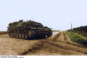 Sowjetunion-Mitte.- Sturmgeschütz III auf Straße; PK 689 — Russland
