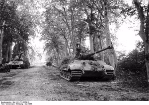 Frankreich, Park von Château Canteloup.- Panzer VI "Tiger II" (Königstiger) mit Porscheturm der schweren Panzerabteilung 503 (1./s.Pz.Abt.503) unter Bäumen stehend; KBZ Ob. West — Canteloup