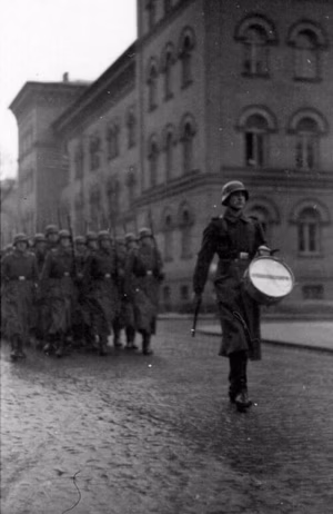 Berlin-Lichterfelde, Kaserne der Leibstandarte-SS Adolf Hitler, Exerzieren auf dem Kasernenhof — Berlin