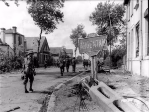 Soldats américains dans Argentan libérée