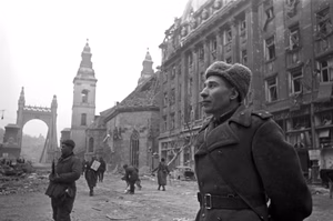 Szovjet katonák a Budapesti Apponyi téren 1945-ben. Az előtérben Lebigy Nyikolaj Szergejevics szovjet alezredes. Szabad sajtó (Eskü) út az Erzsébet híd felé nézve, jobbra a Belvárosi templom és a Piarista Gimnázium.