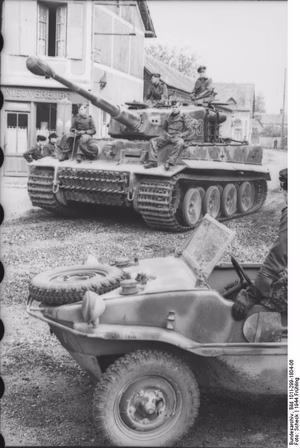 Nordfrankreich.- Panzer VI "Tiger I" (Turmnummer 133) des 1. SS-Pz.-Korps "Leibstandarte Adolf Hitler" in Ortschaft vor Geschäft "Nieuverburg", im Vordergrund Schwimmkübel; PK 698 — Frankreich