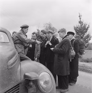 Collectie / Archief : Fotocollectie Anefo Reportage / Serie : [ onbekend ] Beschrijving : Canadese soldaat deelt sigaretten uit aan een groep mannen met ransels of rugzakken (repatrianten?) ('t Gooi?). Datum : mei 1945 Locatie : Het Gooi Trefwoorden : bevrijding, tweede wereldoorlog Fotograaf : Fotograaf Onbekend / Anefo Auteursrechthebbende : Nationaal Archief Materiaalsoort : Negatief (zwart/wit) Nummer archiefinventaris : bekijk toegang 2.24.01.03 Bestanddeelnummer : 900-2898