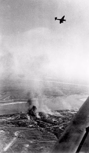 For documentary purposes the German Federal Archive often retained the original image captions , which may be erroneous, biased, obsolete or politically extreme . Russland, Kampf um Stalingrad, Luftangriff An der Sowjetfront: Kampf um Stalingrad.- Unaufhörlich überfliegen deutsche Sturzkampfflugzeuge Stalingrad und werfen im Sturzflug ihre Bomben auf kriegswichtige Ziele. PK-Aufnahme: Kriegsberichter Klose (Sch) 5670-42 "Fr.Fr.OKW" September 1942 [Herausgabedatum] [Sowjetunion.- Schlacht um Stalingrad.- Luftangriff mit Flugzeug Junkers Ju 87 "Stuka"]