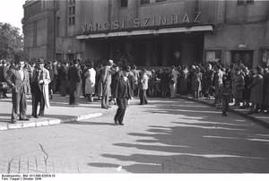 Ungarn, Budapest.- Ungarische und deutsche Soldaten treiben verhaftete Juden ins Stadttheater, 20./22. Oktober 1944; Einsatz Kompanie Lw zbV — Budapest