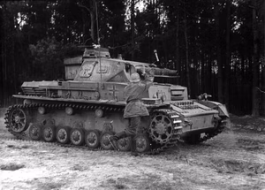 For documentary purposes the German Federal Archive often retained the original image captions , which may be erroneous, biased, obsolete or politically extreme . Ausbildung, Panzerbekämpfung Scherl Bilderdienst Ausbildung bei der Panzergrenadier-Division "Großdeutschland", die sich überwiegend aus Freiwilligen aus allen Gauen des Reiches zusammensetzt und die im Verlaufe dieses Krieges unsterblichen Ruhm an ihre Fahnen geheftet hat. Besonders sorgfältig und vielseitig ist die Ausbildung des Ersatzes für diese Kerntruppe, die bei der Ersatzbrigade "Großdeutschland", dem Heimattruppenteil der ruhmreichen Division, erfolgt. UBz.: Panzer-Nahbekämpfung. Das Anbringen einer Sprengladung am fahrenden Panzer. Foto: Schwahn 5.11.43 5558-43 [Deutschland, Ausbildung bei der Ersatzbrigade der Panzergrenadier-Division "Großdeutschland", Panzernahbekämpfung durch Handgranate an einem Panzer IV]