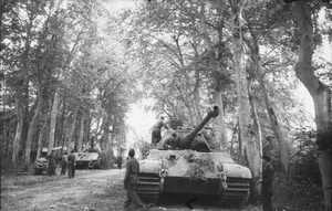 Frankreich, Park von Château Canteloup.- Panzer VI "Tiger II" (Königstiger) mit Porscheturm der schweren Panzerabteilung 503 (1./s.Pz.Abt.503) unter Bäumen stehend; KBZ Ob. West — Canteloup