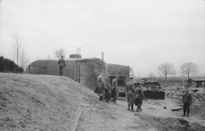 Im Westen.- Bunker an der Oberrheinfront an einem Fluss.- deutsche Soldaten; PK 670 — Im Westen