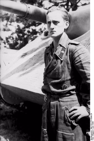 Frankreich.- Panzersoldat vor Jagdpanther (Panzerjäger "Panther"); PK KBZ OB West — Frankreich